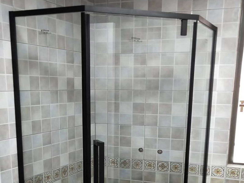 淋浴房安裝維修：組合好底盆零件，調節底盆水平，確保盆內、盆底無積水。軟管可隨距離遠近伸縮，將盆底與地漏連接牢固。淋浴房底盆裝好后需要進行試水檢驗，以確保下水暢通無阻。在淋浴房本體安裝前也要對已裝好的底盆進行及時保護。明確衛生間水管排布情況，防止打孔時打爆隱蔽管線。用鉛筆、水平尺確定靠墻鋁材的鉆孔位，用沖擊鉆打孔。在鉆孔處敲入膠粒，用螺絲將鋁條鎖于墻壁。注意需一邊安裝一邊不斷進行調整，以保持鋁材的垂直度。將淋浴房玻璃夾緊鎖于底盆鉆孔處，平玻璃或彎玻璃底部落入玻璃夾槽內，緩緩推入貼墻鋁材。再用螺絲固定。