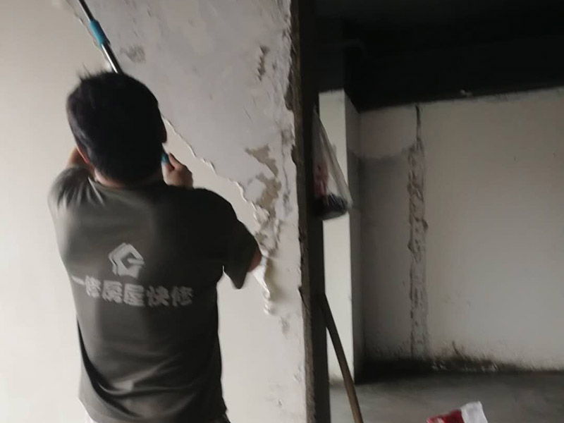 墻面掉皮鏟除：翻新施工的步驟為平整墻面、固化基層、刷界面劑、批刮三遍耐水膩子、墻面打磨、上一遍底漆、上兩次效果面漆。需要先把出現問題的地方鏟除，并將鏟除部分的邊緣磨平滑后，重新刮一次膩子，上底漆，再刷再涂。當墻面剝落比較嚴重時，需要考慮對基層做加固處理。步驟是先將原墻體鏟除至墻面基層，然后用界面劑或者封固底漆重新涂刷一遍，最后再按照粉刷石膏找平、貼網格布(加固防裂)、批刮墻襯三遍后打磨平整。滾刷面漆時需要先判斷墻面膩子層此時的質量，方法是選墻面起皮嚴重的一片用水濕透后用鏟子鏟，若無粉化或脫落現(說明原膩子層質量較好)，便可直接用細砂紙打磨平整，處理干凈后刷上新底漆和面漆即可。