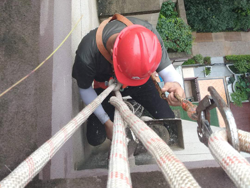 高空外墻防水涂刷：清理墻面基層，新舊面層務必處理干凈，不得有雜物和灰塵，以免影響粘結強度，涂刷防水涂料時基層應干燥。基層清理工序完成之后，接下來，清理死角，也就是所謂的陰陽角、施工縫、伸縮縫等比較重要的部位進行處理，尤其注意的是泄水孔要加強處理，需要涂刷2-3遍防水底層涂料。