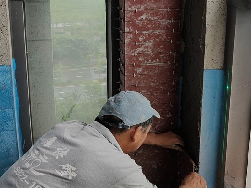 陽臺防水貼磚:在粘結劑量置晾時間內，將準備好的瓷磚鋪壓到位，垂直于梳理方向輕微搓動以排出磚下的空氣。鋪貼到位后用橡皮錘輕擊，用尺寸合適的十字定位架來調整表面平整度及接縫的平直。鋪設好的磚面應該及時清理干凈，特別是去除殘留其上的粘結劑。合格的粘結劑干硬后即使在陶瓷磚面上也不易被清除掉。清理好的瓷磚面應該立即擺放標識進行隔離，避免污染或擾動，直到下一個填縫工序。