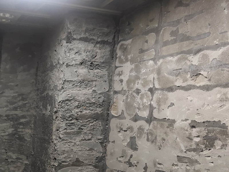 廁所防水貼磚：衛生間的防水工作流程，都是在地面用水泥砂漿找平一次，等它干透后再做防水。一般的防水施工要做2到3遍，而且防水的順序也是有講究的，比如，要先做完墻面防水再貼墻磚，其次才可以做地面防水，再貼地磚。因為地面經常會踩來踩去，地面防水如果先做了會很容易踩壞。 一般情況下，在2到3遍的防水層全部做好后，會有5到7天的固化期，所以自然的，貼瓷磚肯定是要等到這之后才能做，所以做完防水就立馬貼瓷磚，就大錯特錯了。但事無絕對，固化期到了，我們也需要重新測試防水做的好不好，漏不漏水，這就需要再加水測試24小時后看看家里地面水位是否下降，或者看看樓下鄰居的衛生間有沒有漏水的痕跡。