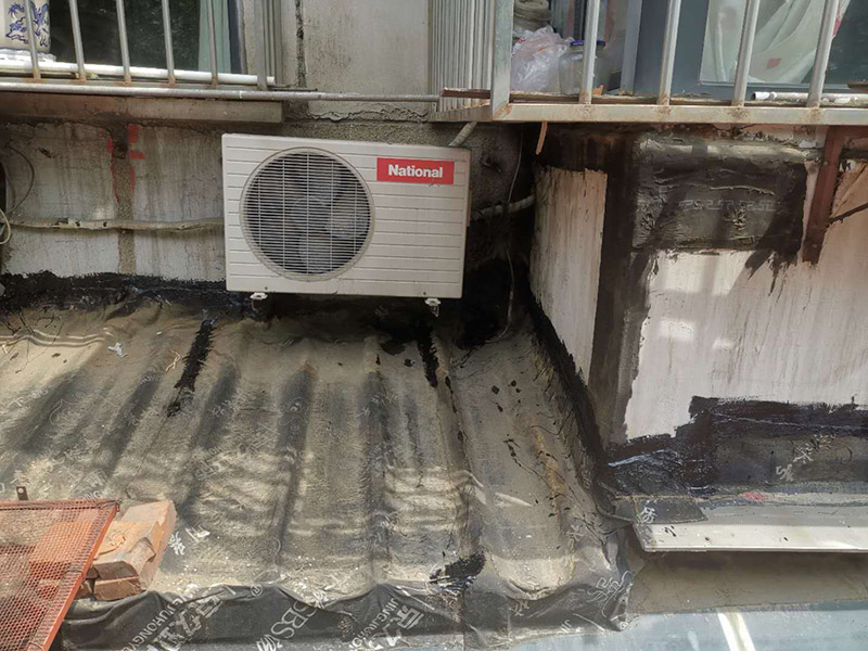 屋頂外墻防水修補：清理基層，新舊面層必須清理干凈，不得有雜物和灰塵，以免影響粘結強度，涂刷防水涂料時基層應干燥。接下來，清理死角，也就是所謂的陰陽角、施工縫、伸縮縫等比較重要的部位進行處理，尤其注意的是泄水孔要加強處理，需要涂刷2－3遍防水底層涂料。防水涂料必須按照產品使用說明進行配比，按A：B＝2：1的比例進行配比，攪拌時間約3-5，并攪拌至甲、乙兩組份的混合液體均勻為止。將攪拌均勻的晨光防水涂料根據現場要涂刷的面積開始涂刷，基層涂刷要大于粘卷材的面積，不要超過三十。刷第二次涂料之前必須要等一次涂料完全凝固后方可再次涂刷，底層涂料次涂刷完畢后約4—8左右。