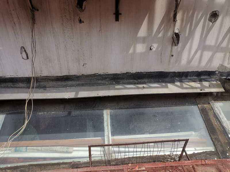 屋頂外墻防水修補：清理基層，新舊面層必須清理干凈，不得有雜物和灰塵，以免影響粘結強度，涂刷防水涂料時基層應干燥。接下來，清理死角，也就是所謂的陰陽角、施工縫、伸縮縫等比較重要的部位進行處理，尤其注意的是泄水孔要加強處理，需要涂刷2－3遍防水底層涂料。防水涂料必須按照產品使用說明進行配比，按A：B＝2：1的比例進行配比，攪拌時間約3-5，并攪拌至甲、乙兩組份的混合液體均勻為止。將攪拌均勻的晨光防水涂料根據現場要涂刷的面積開始涂刷，基層涂刷要大于粘卷材的面積，不要超過三十。刷第二次涂料之前必須要等一次涂料完全凝固后方可再次涂刷，底層涂料次涂刷完畢后約4—8左右。