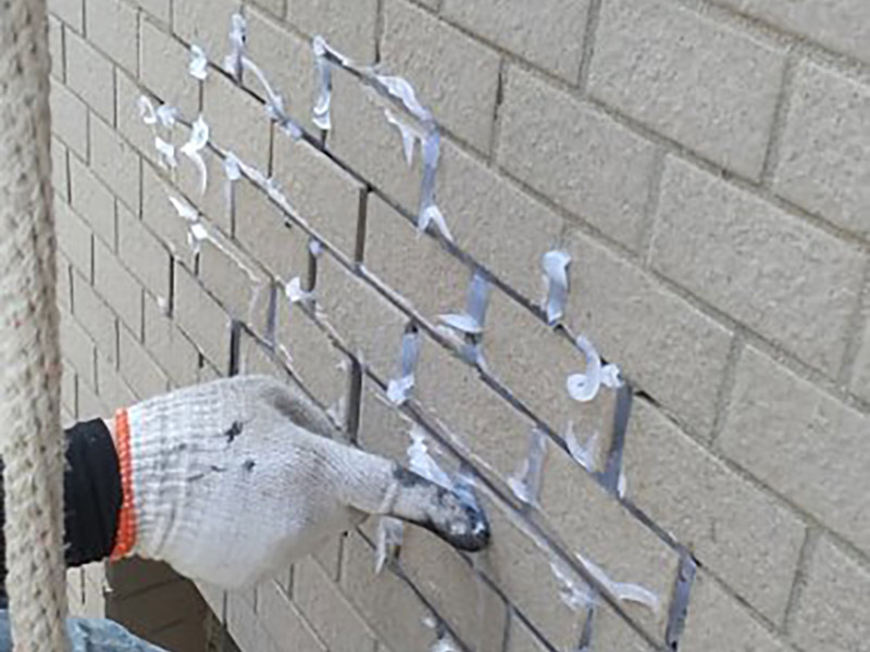 外墻瓷磚縫隙漏水：1.清理瓷磚縫隙原有的嵌填材料,不得有松散雜物等。 2.采用機械對瓷磚縫隙烘干至無潮氣,干燥宜可。 3.根據現場制定縫隙的寬度粘貼美縫紙。 4.打涂防水博士“瓷邊密封膠”并修飾平整美觀。 5.待5-8分鐘后取除美縫紙,4小時候干透即可使用。