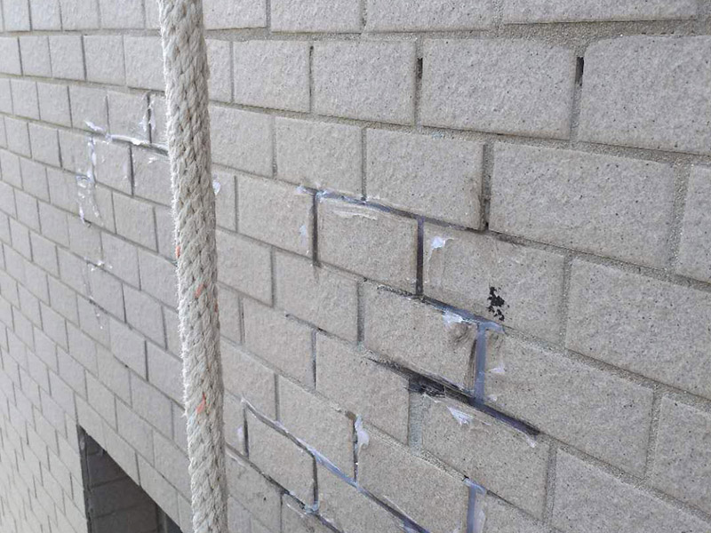 外墻瓷磚縫隙漏水：1.清理瓷磚縫隙原有的嵌填材料,不得有松散雜物等。 2.采用機械對瓷磚縫隙烘干至無潮氣,干燥宜可。 3.根據現場制定縫隙的寬度粘貼美縫紙。 4.打涂防水博士“瓷邊密封膠”并修飾平整美觀。 5.待5-8分鐘后取除美縫紙,4小時候干透即可使用。