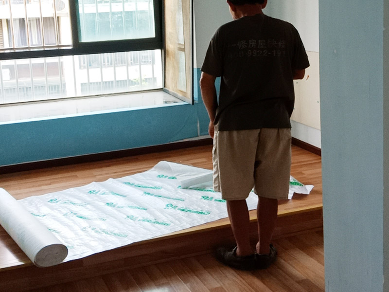 門窗家具保護(hù)方案:地板保護(hù)，地板保護(hù)需要使用pvc+棉保護(hù)膜 （薄的保護(hù)膜會(huì)在裝修過程中踩壞），沿墻邊使用家較寬的地板專用膠帶密封。家居保護(hù)只需要使用普通pvc保護(hù)膜即可，注意下方要留足保護(hù)膜遮蓋下方地板。門窗保護(hù):使用無(wú)紡布門窗保護(hù)膜，裁剪適當(dāng)大小貼在窗戶上級(jí)窗戶框上即可。門使用pvc保護(hù)膜