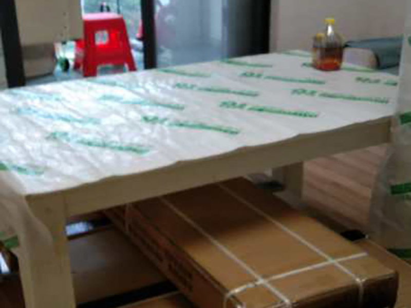 門窗家具保護(hù)方案:地板保護(hù)，地板保護(hù)需要使用pvc+棉保護(hù)膜 （薄的保護(hù)膜會(huì)在裝修過程中踩壞），沿墻邊使用家較寬的地板專用膠帶密封。家居保護(hù)只需要使用普通pvc保護(hù)膜即可，注意下方要留足保護(hù)膜遮蓋下方地板。門窗保護(hù):使用無(wú)紡布門窗保護(hù)膜，裁剪適當(dāng)大小貼在窗戶上級(jí)窗戶框上即可。門使用pvc保護(hù)膜