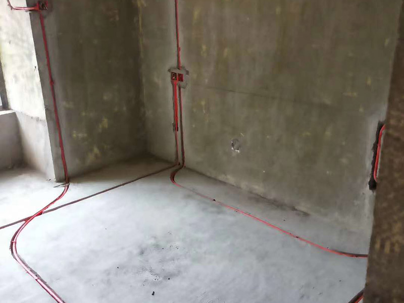 全屋電路布線：首先要根據(jù)電路的用途進(jìn)行電路定位。比如，開關(guān)、插座、燈等根據(jù)要求進(jìn)行定位。定位完成后，根據(jù)定位和電路走向，開布線槽。線路槽很有講究，要橫平豎直。不過，規(guī)范的做法是盡量少開橫槽，會影響墻的承受力。開槽深度應(yīng)一致，一般為PVC管直徑+10mm，要求槽線筆直。 線管有冷彎管和PVC管兩種，最好用315重型PVC管，冷彎管可以彎曲而不斷裂，是布線的最好選擇，因為它的轉(zhuǎn)角是有弧度的，線可以隨時更換，而不用開墻。冷彎管要用彎管工具，弧度應(yīng)該是線管直徑的6倍，先排管，后用鋼絲穿過，便于以后線路升級、維修。