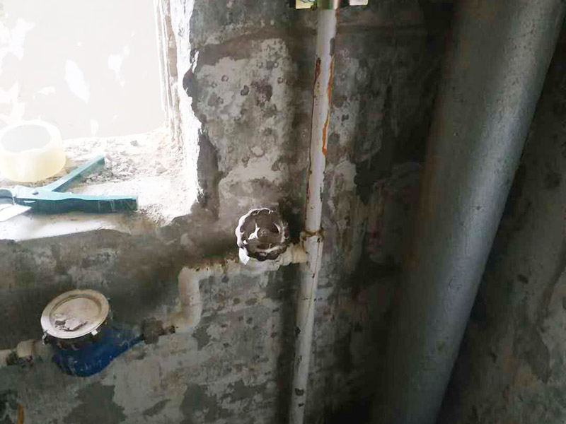 水表更換維修：首先要將進戶總閥門關閉，松開閥門兩端的螺絲，更換新的即可。用水管鉗配合活動扳手取下壞掉的水管、配件、水表頭、水表墊子，爛掉的生銹鐵管。鐵管外牙繞夠生料帶，繞生料帶時應順著牙絲繞必須繞夠厚度不然滲水返工麻煩拆下來重裝不容易。按順序先接好鐵管，最后安裝水表因水表頭是兩個活接留在最后好安裝，順序搞反了不然沒有辦法安裝完水管。