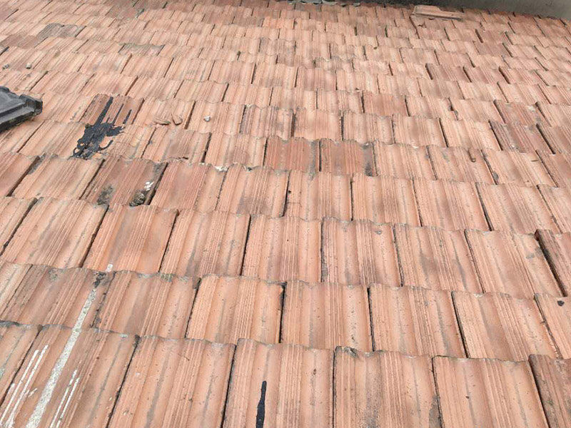 瓦房拆除防水維修：在屋頂擺列的椽子上，一般會(huì)加蓋一層木板，稱作望板，用以承托苫背和瓦件，除了木質(zhì)望板之外，還有荊芭，瓦芭，席箔，葦箔，望磚等其他材料，在這一層上面使用泥灰做防水層，這個(gè)操作就是所謂的苫背。防水層先以白灰膏封閉望板的縫隙，再鋪青灰，類似于現(xiàn)在的混凝土，然后加上10厘米左右的灰背，以石灰和細(xì)粘土混合拍實(shí)，用以做剛性防水。瓦件的疊加總會(huì)有滲漏，這是第二道防線。當(dāng)然還有使用類似現(xiàn)在金屬卷材的鉛錫背，防水性能更佳。