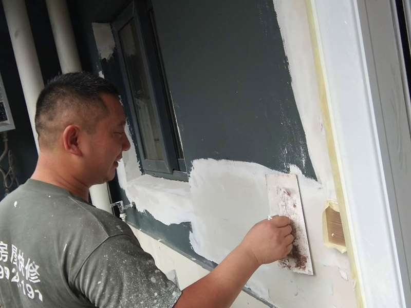 外墻粉刷翻新：在舊墻面上重新刷乳膠漆之前，一般先要對舊墻上的油污、浮灰、空鼓或裂紋等做處理，清除浮灰，鏟除起砂翹皮等部位，對油污的部位，應先將原有涂層鏟除，不能鏟除應徹底清洗干凈，墻面清理完畢，在用膩子批刮兩道。選用顆粒細度較高和質地較硬的膩子為佳，也可以在膩子里增添加一定的白乳膠，可以提高膩子的硬度。上完底漆后，可以明顯看到膩子打磨完畢后還留有一些坑眼，這時候就需要修補了，修補時一定要打磨平整，再用稍微多加一點水的底漆刷一遍，以免刷面漆的時候因為與其它墻面吃水量不同而有色差。