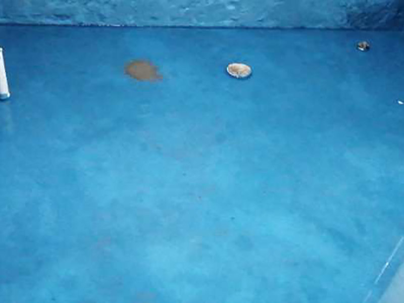 衛(wèi)生間防水貼磚:是在地面用水泥砂漿找平一次，等它干透后再做防水。那些詢問做完防水能不能馬上貼瓷磚的業(yè)主，首先要搞清楚，防水不是只做一遍就可以的。一般的防水施工要做2到3遍，而且防水的順序也是有講究的，比如，要先做完墻面防水再貼墻磚，其次才可以做地面防水，再貼地磚。因為地面經(jīng)常會踩來踩去，地面防水如果先做了會很容易踩壞。在2到3遍的防水層全部做好后，會有5到7天的固化期，所以自然的，貼瓷磚肯定是要等到這之后才能做