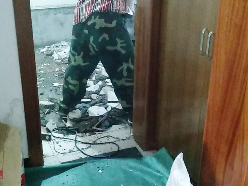 衛生間整體拆除方案：首先，拆除瓷磚時要用電，而電是從客廳臨時拉的，為了避免在施工過程中發生觸電的現象，將電拉進衛生間內。其次，舊房改造拆除瓷磚時可以用沖擊電鉆，這種工具方便快捷，可自由更換。但在使用前應檢查其是否靈活，可以通過空轉一分鐘的方法進行檢驗。用完之后及時進行清理。，梯子也是少不了的工具之一，它可以幫助工人拆掉處于高處的瓷磚，還可以架起臨時插座。拆磚應從下至上進行，在施工過程中對地面及時進行處理，以免因垃圾過多從而影響后面的工作。同時要處理好房內的防水層。拆除插座與水龍頭附近的瓷磚時應小心，以免損壞水電設備。