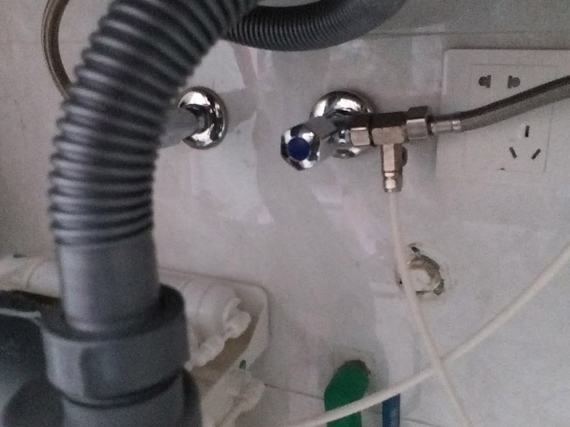 水龍頭角閥更換：關(guān)水管總閘，讓斷掉處的水管內(nèi)的水流干。小區(qū)總閘一般是在樓梯間，電梯間，開關(guān)就在水表旁邊。讓開關(guān)垂直水管即為關(guān)閉。將斷頭管鋸開了一個(gè)小口，接下來，就用平口一字螺絲刀，和小榔頭，將斷頭鑿出。用平口螺絲刀刀口對(duì)準(zhǔn)斷頭剛被鋸條鋸出的口子的旁邊的管壁，然后用榔頭敲擊螺絲刀的木柄頂部，這樣便可輕易剔除斷頭，只要打開一個(gè)小口，后面的用螺絲刀輕輕一撮就全部掉了。 最后安裝角閥或者水龍頭了，需要提前買好匹配的水龍頭或者角閥。在安裝之前，需要先將水膠帶纏繞在角閥或水龍頭絲口上，可以稍微弄點(diǎn)水濕潤一下，更好纏繞，纏繞的時(shí)候要采用逆時(shí)針方向纏繞。