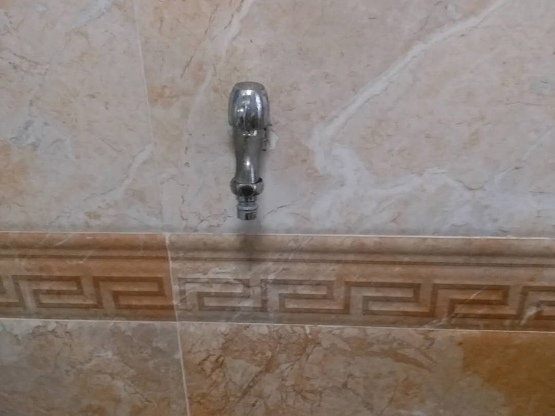 水龍頭角閥更換：關(guān)水管總閘，讓斷掉處的水管內(nèi)的水流干。小區(qū)總閘一般是在樓梯間，電梯間，開關(guān)就在水表旁邊。讓開關(guān)垂直水管即為關(guān)閉。將斷頭管鋸開了一個(gè)小口，接下來，就用平口一字螺絲刀，和小榔頭，將斷頭鑿出。用平口螺絲刀刀口對(duì)準(zhǔn)斷頭剛被鋸條鋸出的口子的旁邊的管壁，然后用榔頭敲擊螺絲刀的木柄頂部，這樣便可輕易剔除斷頭，只要打開一個(gè)小口，后面的用螺絲刀輕輕一撮就全部掉了。 最后安裝角閥或者水龍頭了，需要提前買好匹配的水龍頭或者角閥。在安裝之前，需要先將水膠帶纏繞在角閥或水龍頭絲口上，可以稍微弄點(diǎn)水濕潤一下，更好纏繞，纏繞的時(shí)候要采用逆時(shí)針方向纏繞。
