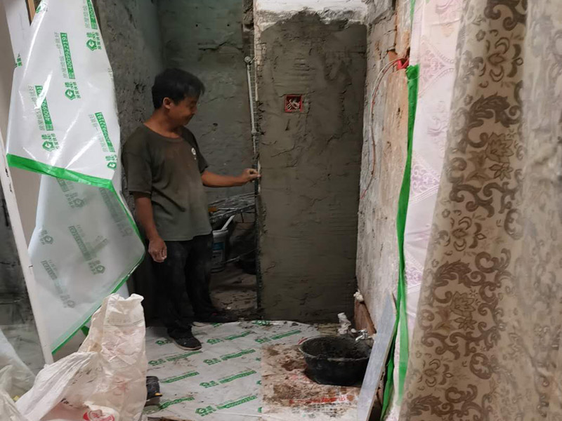 水電管道布線：工人按走向進行墻面或地面開槽，開槽過程中，不允許出現(xiàn)墻面橫向開槽大于30cm的現(xiàn)象，因為橫向開槽將破壞整樓的承重，使得抗震能力降低而且墻面容易開裂。如果是保溫墻的話，開很長的橫槽有可能會導(dǎo)致開槽上部的保溫層整體脫落。墻面開槽一般都應(yīng)該是豎向垂直開槽。 埋入管線(包括布線和接好管道)和暗盒，電路施工時先安裝管路，然后再穿導(dǎo)線，這樣可以避免將來換線出現(xiàn)導(dǎo)線無法抽動的現(xiàn)象。穿管不能使用軟管，防止出現(xiàn)死角。同時電路接頭不要裸露在外面，應(yīng)該安裝在線盒內(nèi)，分線盒之間不允許有接頭。