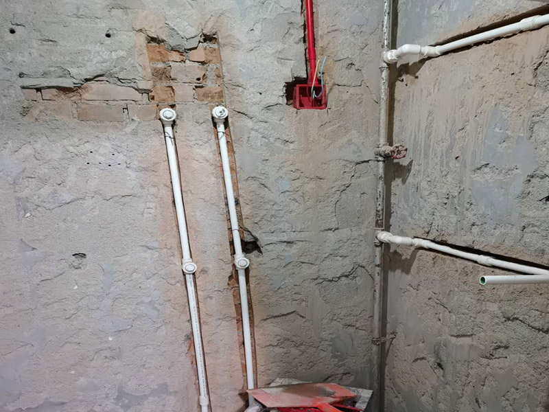 水電管道布線：工人按走向進行墻面或地面開槽，開槽過程中，不允許出現(xiàn)墻面橫向開槽大于30cm的現(xiàn)象，因為橫向開槽將破壞整樓的承重，使得抗震能力降低而且墻面容易開裂。如果是保溫墻的話，開很長的橫槽有可能會導(dǎo)致開槽上部的保溫層整體脫落。墻面開槽一般都應(yīng)該是豎向垂直開槽。 埋入管線(包括布線和接好管道)和暗盒，電路施工時先安裝管路，然后再穿導(dǎo)線，這樣可以避免將來換線出現(xiàn)導(dǎo)線無法抽動的現(xiàn)象。穿管不能使用軟管，防止出現(xiàn)死角。同時電路接頭不要裸露在外面，應(yīng)該安裝在線盒內(nèi)，分線盒之間不允許有接頭。
