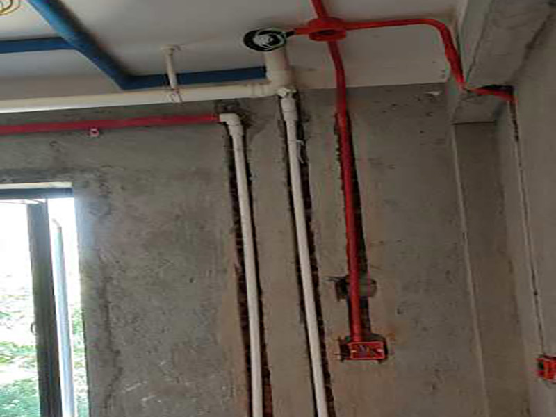 全屋水電開槽布線：水管管路開槽施工方法為先彈線，再開槽。管路開槽按要求必須是平行線與垂直線(如有水電施工圖的對照施工圖更好)。須平行走線的管路一律控制在60-90厘米高(從地面算起)，有水龍頭的管路必須垂直。深度控制在4厘米。線槽開好后施工負責人記好開槽管路尺寸、位置。方便以后潔具安裝時知道管路的位置。水路管道安裝之后，用水泥沙子混合封好衛生間所有線槽。等線槽和地面填渣干后，再次清洗地面與墻面，墻地面水份干了即可做防水，墻面防水最好作一米高。