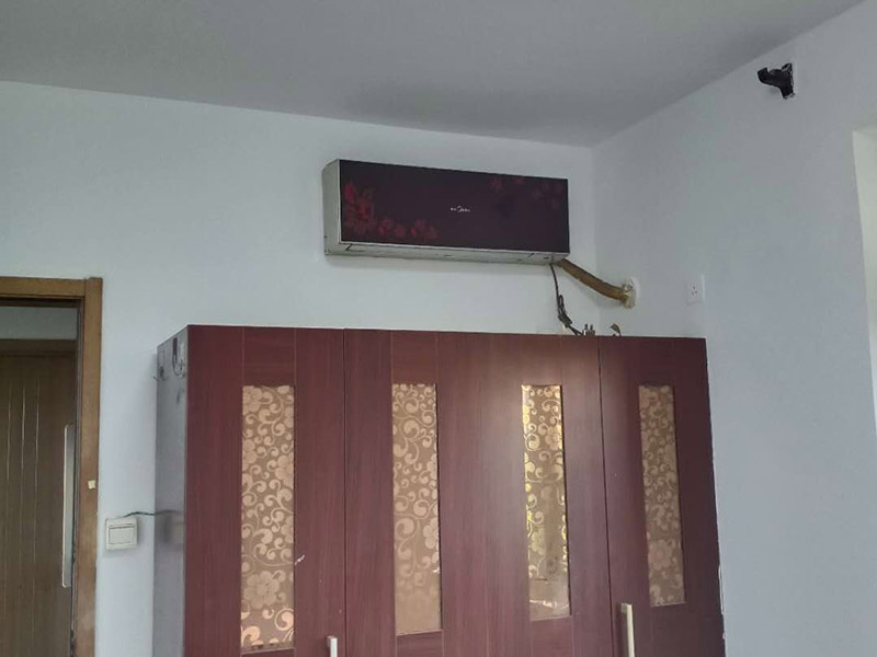 臥室墻面翻新：首先在做翻新的時候一定要把之前的墻面給處理干凈，粉化嚴重的一定要鏟除干凈。由于之前的墻面有刷過油漆和乳膠漆，所在做完鏟除后一定要做打磨處理，將原來墻體上的結實的表皮及浮沉全部清理掉，如果說墻體出現小部分的凹陷以及裂縫的話可以用膩子稍微填補一下。在修補的過程中要是沒有做到全面，并且上漆過程已經做了的話那就會顯得相當的麻煩，上漆工程完成后的話再對沒有修補到的地方進行修補的話就會很難達到預想效果，最大的問題就是會導致色差的問題，所以在修補的時候一定要做到仔細、全面，不要為后面的工程造成負擔。在上面漆之前要裝油漆按照漆桶的說明配比及涂刷，要準備足夠的量，保證顏色的相同，不要因為量少缺量后來進行后補，這樣很容易發生色差的問題。刷面漆時要選擇質量好的刷漆滾筒，這樣刷出來的質地才會更加的均勻好看。