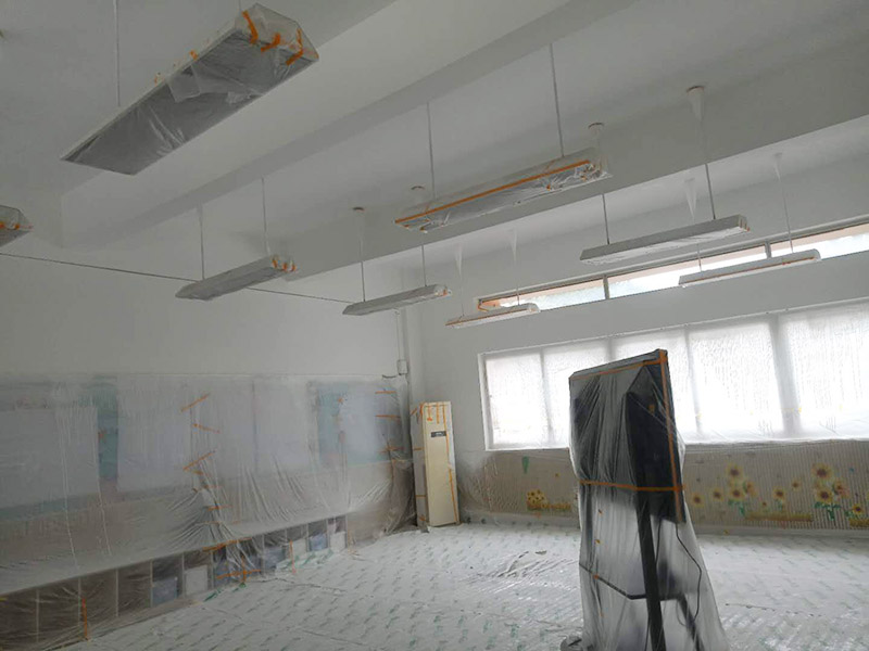 幼兒園翻新裝修:基層處理：將墻面起皮及松動處清除干凈，并用水泥砂漿補抹。有裂縫的地方一般用牛皮紙帶和白乳膠貼住裂縫。一般輕體墻和保溫墻等非承重墻需要貼布，盡量選擇質地好一點的墻布和白乳膠或網格布，網格布相對防裂效果會更好一點。 刷界面劑：界面劑能夠增強對基層的粘結力，避免了抹灰層空鼓、起殼的現象，從而代替人工鑿毛處理，省時省力。在刷界面劑時，一定都要刷到刷勻。 墻面找平：凹凸不平的墻面需要找平，對于墻面不平的地方要用粉刷石膏找平，使得墻面的誤差不超過3毫米。陰陽角如果不直的話，也需要用粉刷石膏，并且用靠尺靠直。 打磨：打磨是漆工步驟中很關鍵的一步，打磨好了，最后上漆的效果才能好。盡量用較細的砂紙，如果砂紙太粗的話會留下很深的砂痕。 刷面漆：不要加過量的水，會影響漆膜厚度、手感和漆膜的硬度。盡量選擇好一點的工具。涂刷主要注意墻角、每滾中間接茬部分和收漆方向。面漆一般刷兩遍即可。