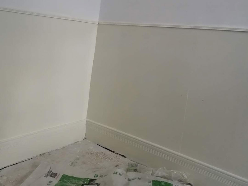 老房墻面刷漆翻新：毛坯的墻體或者已經做好1道膩子層的房子，基層要求基層必須平整堅固。不得有粉化、起砂、空鼓、脫落等現象。基層不平和坑洼面應該配套膩子刮平。陰陽角必須通過彈墨線來找垂直的鋁通來衡量水平垂直的整度。后一遍膩子應在前一遍膩子完全干后方能施工。 內墻乳膠漆，在墻砌好后，是在抹灰完成后，總包單位會進行兩道抹灰，第二道的時候基面加以修飾效果的補平。所以一般都會批膩子，膩子的作用是讓墻面更平整一點。刮膩子后，總有些高低不平，或者基層不是很平整的面。這個時候，需要砂紙出動，進行手工的打磨，修復。中間還可以用太陽燈照明，便于檢查平整度。再用砂紙打磨，不斷的完善。