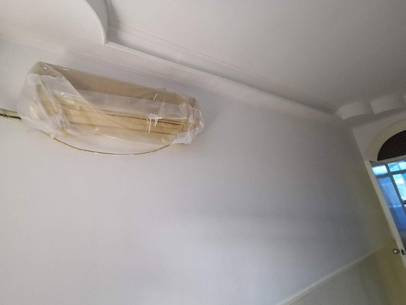 老房墻面刷漆翻新：毛坯的墻體或者已經做好1道膩子層的房子，基層要求基層必須平整堅固。不得有粉化、起砂、空鼓、脫落等現象。基層不平和坑洼面應該配套膩子刮平。陰陽角必須通過彈墨線來找垂直的鋁通來衡量水平垂直的整度。后一遍膩子應在前一遍膩子完全干后方能施工。 內墻乳膠漆，在墻砌好后，是在抹灰完成后，總包單位會進行兩道抹灰，第二道的時候基面加以修飾效果的補平。所以一般都會批膩子，膩子的作用是讓墻面更平整一點。刮膩子后，總有些高低不平，或者基層不是很平整的面。這個時候，需要砂紙出動，進行手工的打磨，修復。中間還可以用太陽燈照明，便于檢查平整度。再用砂紙打磨，不斷的完善。