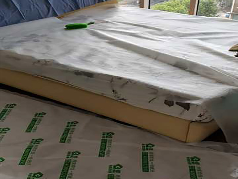 家具保護(hù)措施：1、做好入戶(hù)門(mén)保護(hù) 　　各類(lèi)裝修物料的進(jìn)場(chǎng)、建筑裝修的清理都必須經(jīng)過(guò)入戶(hù)門(mén)。在對(duì)物品進(jìn)行搬運(yùn)時(shí)，難免會(huì)與入戶(hù)門(mén)發(fā)生磕碰及摩擦。因此，在進(jìn)行成品保護(hù)時(shí)，我們首先要做好入戶(hù)門(mén)的保護(hù)。 　　建議，在裝修開(kāi)工前知道家具家電進(jìn)場(chǎng)，都應(yīng)當(dāng)使用成品保護(hù)膜將入戶(hù)門(mén)進(jìn)行包裹。 　　2、做好水電改造期間的成品保護(hù) 　　水電改造是基礎(chǔ)裝修，水電裝修的質(zhì)量好壞，直接決定著后期的施工和使用。因此，在進(jìn)行水電改造時(shí)，同樣需要做好成品保護(hù)工作。水電改造完成后，應(yīng)當(dāng)對(duì)各種管線(xiàn)進(jìn)行規(guī)范的固定，以防脫落;對(duì)裸露的線(xiàn)頭要進(jìn)行包裹，以防發(fā)生觸電的危險(xiǎn);做好地面裸線(xiàn)管的固定和保護(hù)，防止被踩壞。同時(shí)，在搬運(yùn)物料時(shí)，也不要破壞地面鋪設(shè)的管線(xiàn)。 　　3、做好瓷磚、地板的鋪貼保護(hù) 　　進(jìn)行裝修施工時(shí)，磁環(huán)邊鋪邊勾縫，在崗鋪設(shè)的瓷磚、地板上堆放雜物、走動(dòng)踩踏，地板沒(méi)有使用成品保護(hù)膜覆蓋等都會(huì)影響瓷磚及地板的鋪貼效果，使瓷磚出現(xiàn)施工質(zhì)量問(wèn)題。