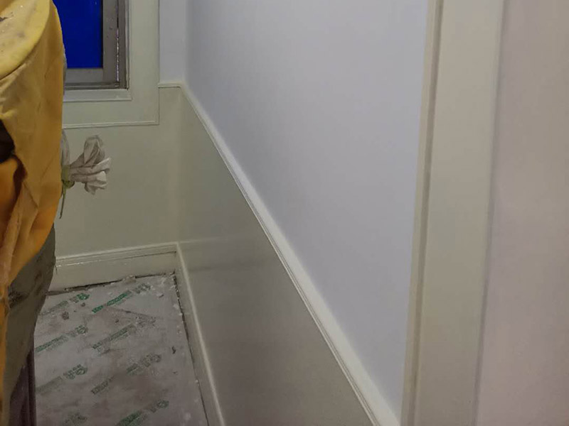 墻裙墻面翻新安裝:1．選擇墻裙，要根據市面積確定產品的種類和造型，如果房子面積有限，要盡量選取簡單型的墻裙，造型也要簡單些，以節省空間為主，更加注重空間的運用，這樣才不會顯得擁擠。 2．裝修好了再裝墻裙，往往不能統一風格，所以裝什么風格的墻裙，在裝修前就應該確定下來。尤其重要的是，墻裙一定要符合裝修的整體風格，如果是中式風格的裝修，選擇方格式式就會顯得格格不入，同樣，歐式的居室，裝進去一墻面的中式墻裙也會很怪異。 3.往墻面上固定，無需打底，我們有配套的底座，用釘槍把底座打到墻上，然后拿我們的板材往底座上扣合就行了。也解決了拐角、收邊、難的問題，我們都是有相應的型材。