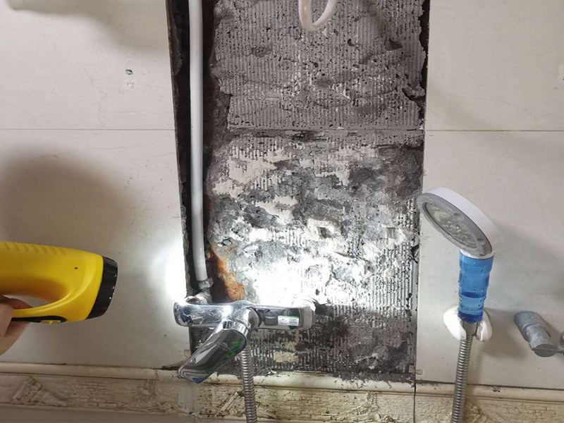 熱水器水管漏水維修：水管漏水修補要先找到漏水點，然后針對性修補，水管裂縫小可以直接將在漏水處涂抹上玻璃膠，但是要先關閉水閘、保持滲漏處干燥才能施工，玻璃膠干了之后才可以打開水閘，若是破損大，可將其切掉，用一節新水管和兩個接頭來修補，并在接頭處涂抹膠水密封。