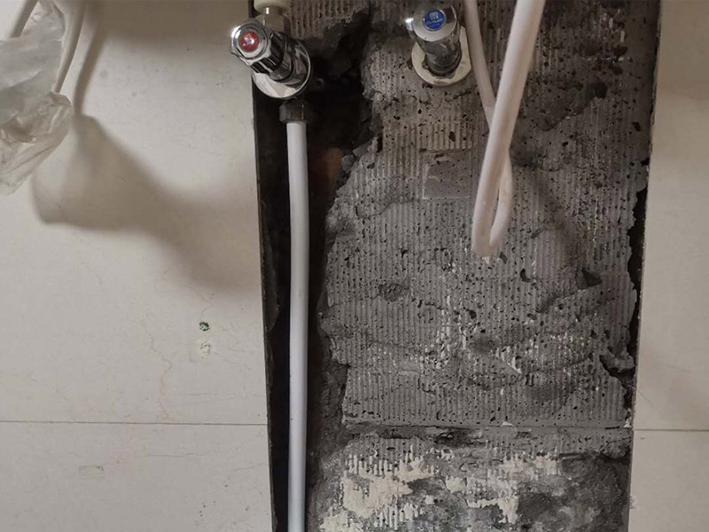 熱水器水管漏水維修：水管漏水修補要先找到漏水點，然后針對性修補，水管裂縫小可以直接將在漏水處涂抹上玻璃膠，但是要先關閉水閘、保持滲漏處干燥才能施工，玻璃膠干了之后才可以打開水閘，若是破損大，可將其切掉，用一節新水管和兩個接頭來修補，并在接頭處涂抹膠水密封。