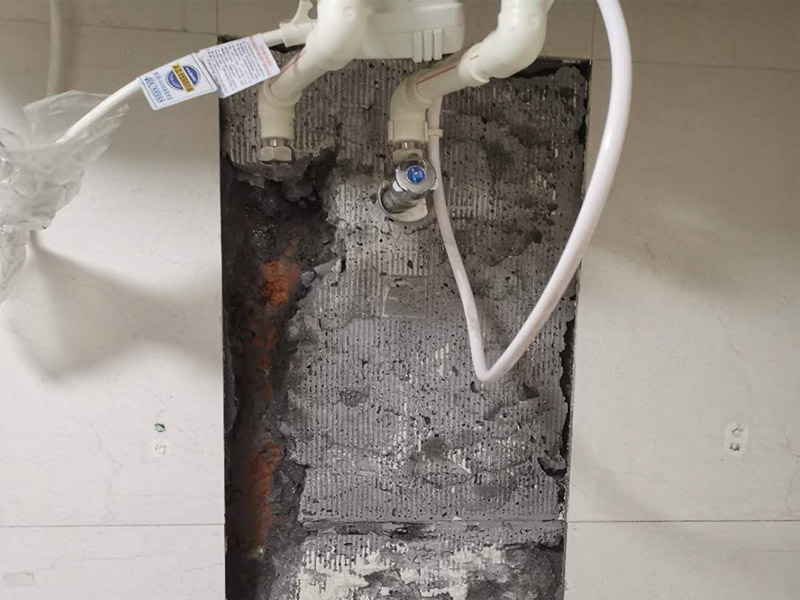 熱水器水管漏水維修：水管漏水修補要先找到漏水點，然后針對性修補，水管裂縫小可以直接將在漏水處涂抹上玻璃膠，但是要先關閉水閘、保持滲漏處干燥才能施工，玻璃膠干了之后才可以打開水閘，若是破損大，可將其切掉，用一節新水管和兩個接頭來修補，并在接頭處涂抹膠水密封。