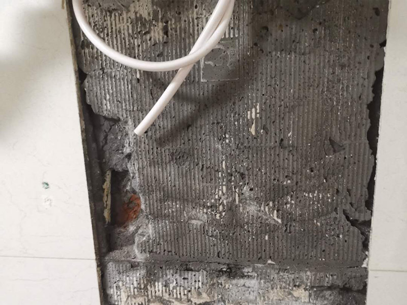 熱水器水管漏水維修：水管漏水修補要先找到漏水點，然后針對性修補，水管裂縫小可以直接將在漏水處涂抹上玻璃膠，但是要先關閉水閘、保持滲漏處干燥才能施工，玻璃膠干了之后才可以打開水閘，若是破損大，可將其切掉，用一節新水管和兩個接頭來修補，并在接頭處涂抹膠水密封。