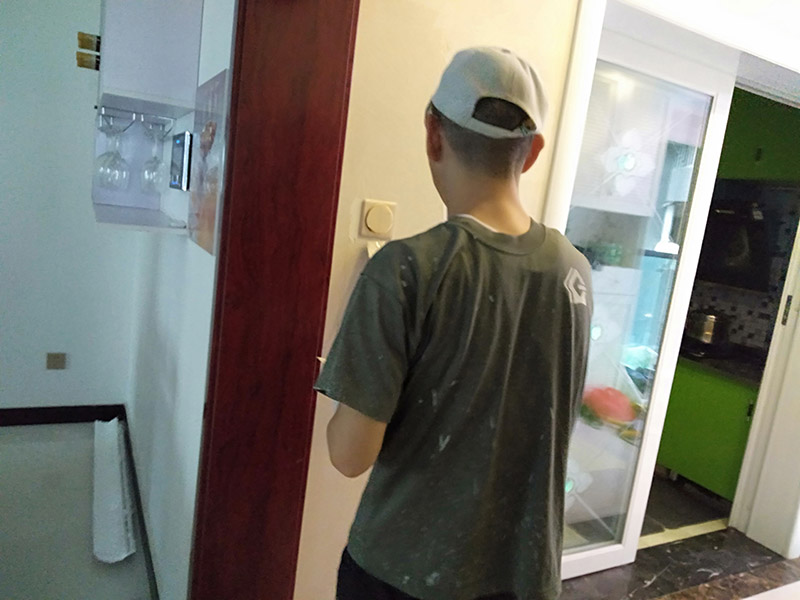 客廳背景墻翻新：電視背景墻五花八門，在選擇的時(shí)候一定要看看家里原本的裝修色調(diào)是怎樣的，一定要做好色調(diào)的搭配，這樣才不會(huì)太突兀，不能一味的追求電視背景墻單獨(dú)的美感，與整間房間色調(diào)和諧才能看著更順眼。 裝修的時(shí)候一定要找專業(yè)的人員裝修，哪怕只是周圍的一圈茶色的玻璃，如果玻璃膠打不好的話，也是很難看的，而且還有可能過(guò)一段時(shí)間脫落，所以還是一次性到位的好。