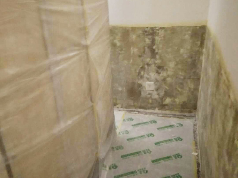 墻裙基層鏟除翻新：白墻或者裸墻局部起鼓或者輕微龜裂剝落的話，可以把出現問題的地方鏟除，并將鏟除部分的邊緣磨平滑后，重新刮一次膩子，上底漆，再刷再涂，不過可能會跟原來的墻面有一點色差。 全面施工等于重新裝修一樣，工程量是最大的，適用于存在多處開裂、掉皮、起粉現象的墻面。首先墻面要全部鏟除至水泥層，若是一些居住年代(如80年代以前)較久未裝修的房子，更是需要鏟除到磚墻體表面，然后全面施工翻新墻面：平整墻面——固化基層——刷界面劑——批刮三遍耐水膩子——墻面打磨——上一遍底漆——上兩次效果面漆。