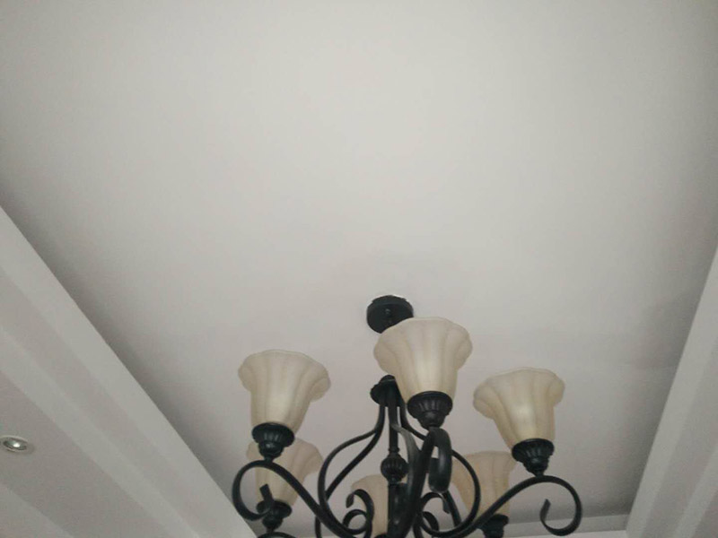 頂面空鼓維修：1、對空鼓區域進行基本的處理，然后采用隔離劑對空鼓區域進行基本的處理，清理干凈殘留物品，然后抹上一層膠膜。 2、進行維修的時候一定要保持空鼓區域的濕潤性，提前一天進行處理，然后在開始之前要進行灑水處理。 3、為了保險起見，我們需要進行封層抹灰的清理方面，第一次抹灰的時候，一定要抹實，以薄為主要，帶底灰完成之后，等一會就可以進行二次抹灰了，第二次抹灰以厚度為主要，同時要注意平整性處理，處理完之后等待七八成晾干的情況下，就可以進行最后一步工作了，進行最后的抹灰處理，一般整體厚度不超過15mm就行了。
