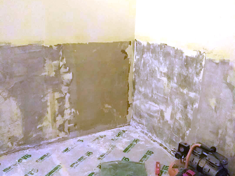 墻面修補翻新：舊墻面在翻新前一定要做墻面基底處理，粉化嚴重的要全部鏟除，鏟除后抹上一層白水泥，原來墻面過于光滑、刷過油漆的鏟除后還要做打磨處理，把粘結不牢的表皮去掉，便于新涂料和墻體粘結。墻面底漆的作用是抗堿防潮、封固基材、保護面漆，提高面漆的質感和遮蓋力，對于老房翻新，墻面一定要做底漆，如果沒有刷底漆就直接上面漆的話，時間一長墻面容易起泡、發霉，太陽照曬時間長了也容易變色。已經上好面漆的墻面要修補會比較麻煩，容易產生色差，材料的使用時間不同，質量也難以保證，很難達到理想效果。 所以墻面的修補最好是整塊墻面，或是盡可能地選擇較大面積進行修補，這樣可以盡量避免產生色差，修補后的質量也更好。