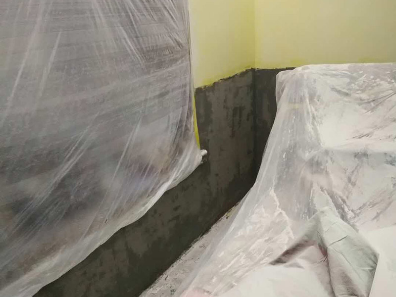 墻面修補翻新：舊墻面在翻新前一定要做墻面基底處理，粉化嚴重的要全部鏟除，鏟除后抹上一層白水泥，原來墻面過于光滑、刷過油漆的鏟除后還要做打磨處理，把粘結不牢的表皮去掉，便于新涂料和墻體粘結。墻面底漆的作用是抗堿防潮、封固基材、保護面漆，提高面漆的質感和遮蓋力，對于老房翻新，墻面一定要做底漆，如果沒有刷底漆就直接上面漆的話，時間一長墻面容易起泡、發霉，太陽照曬時間長了也容易變色。已經上好面漆的墻面要修補會比較麻煩，容易產生色差，材料的使用時間不同，質量也難以保證，很難達到理想效果。 所以墻面的修補最好是整塊墻面，或是盡可能地選擇較大面積進行修補，這樣可以盡量避免產生色差，修補后的質量也更好。