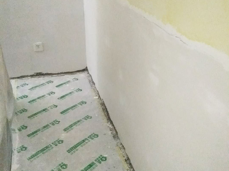 墻面修補翻新：舊墻面在翻新前一定要做墻面基底處理，粉化嚴重的要全部鏟除，鏟除后抹上一層白水泥，原來墻面過于光滑、刷過油漆的鏟除后還要做打磨處理，把粘結不牢的表皮去掉，便于新涂料和墻體粘結。墻面底漆的作用是抗堿防潮、封固基材、保護面漆，提高面漆的質感和遮蓋力，對于老房翻新，墻面一定要做底漆，如果沒有刷底漆就直接上面漆的話，時間一長墻面容易起泡、發霉，太陽照曬時間長了也容易變色。已經上好面漆的墻面要修補會比較麻煩，容易產生色差，材料的使用時間不同，質量也難以保證，很難達到理想效果。 所以墻面的修補最好是整塊墻面，或是盡可能地選擇較大面積進行修補，這樣可以盡量避免產生色差，修補后的質量也更好。