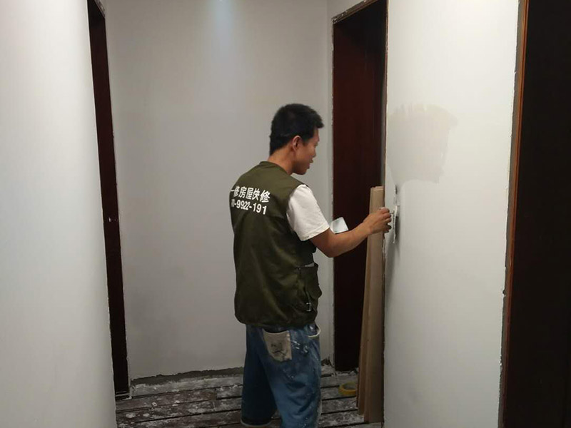 墻面修補翻新：舊墻面在翻新前一定要做墻面基底處理，粉化嚴重的要全部鏟除，鏟除后抹上一層白水泥，原來墻面過于光滑、刷過油漆的鏟除后還要做打磨處理，把粘結不牢的表皮去掉，便于新涂料和墻體粘結。墻面底漆的作用是抗堿防潮、封固基材、保護面漆，提高面漆的質感和遮蓋力，對于老房翻新，墻面一定要做底漆，如果沒有刷底漆就直接上面漆的話，時間一長墻面容易起泡、發霉，太陽照曬時間長了也容易變色。已經上好面漆的墻面要修補會比較麻煩，容易產生色差，材料的使用時間不同，質量也難以保證，很難達到理想效果。 所以墻面的修補最好是整塊墻面，或是盡可能地選擇較大面積進行修補，這樣可以盡量避免產生色差，修補后的質量也更好。