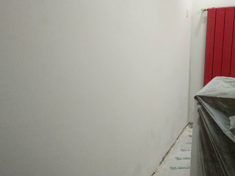 墻面修補翻新：舊墻面在翻新前一定要做墻面基底處理，粉化嚴重的要全部鏟除，鏟除后抹上一層白水泥，原來墻面過于光滑、刷過油漆的鏟除后還要做打磨處理，把粘結不牢的表皮去掉，便于新涂料和墻體粘結。墻面底漆的作用是抗堿防潮、封固基材、保護面漆，提高面漆的質感和遮蓋力，對于老房翻新，墻面一定要做底漆，如果沒有刷底漆就直接上面漆的話，時間一長墻面容易起泡、發霉，太陽照曬時間長了也容易變色。已經上好面漆的墻面要修補會比較麻煩，容易產生色差，材料的使用時間不同，質量也難以保證，很難達到理想效果。 所以墻面的修補最好是整塊墻面，或是盡可能地選擇較大面積進行修補，這樣可以盡量避免產生色差，修補后的質量也更好。