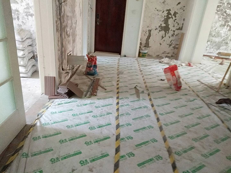 全屋墻面翻新：在墻面翻新前，需要先將舊漆面鏟除干凈，之后在進行打磨，將墻面的浮沉雜物都清理干凈。如果墻面有凹凸不平的情況，要先用膩子修補，如果墻面出現空鼓的現象，也要將整面的墻皮進行鏟除，才能做后續的處理。膩子的處理重點有兩點注意事項，一是在刮膩子之前，要把墻面的平整度用尺子測試好，如果有不平整的位置，就需要用膩子實行多次的修補，而在每一次刮完膩子之后，還需要用砂紙對墻面實行打磨，使得墻面更加的平整光滑。在涂刷時應當遵照一底兩面的原則，即刷1遍底漆，再刷2遍面漆，要留意的是，兩次涂刷的時間不可以太近，要確