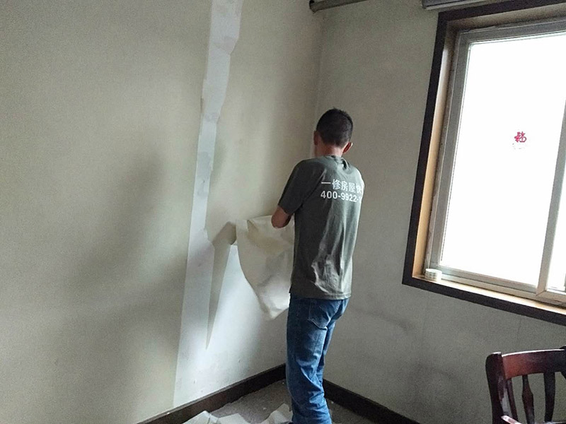 臥室墻紙拆除翻新:墻紙拆除分兩步，首先把表面層揭下，然后再噴水或均勻涂水在基層面，待基層面全部浸水飽合后，即可輕力揭下，最后再用鏟刀清理墻面，修補損壞墻面即可鋪貼墻紙。