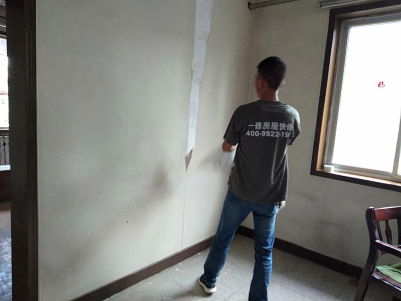 臥室墻紙拆除翻新:墻紙拆除分兩步，首先把表面層揭下，然后再噴水或均勻涂水在基層面，待基層面全部浸水飽合后，即可輕力揭下，最后再用鏟刀清理墻面，修補損壞墻面即可鋪貼墻紙。