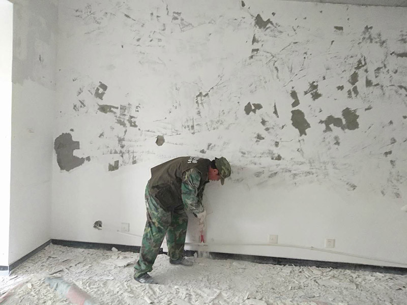 乳膠漆墻面翻新：如果原墻是乳膠漆，且基礎強度較好，經簡單打毛修補后可以直接刷漆，但要注意不要破壞原墻漆膜的完整性，也不要用比原墻乳膠漆附著力好太多的乳膠漆，否則容易起皮脫落；如果原墻是刮瓷，則必須產掉重做，其實在這方面只要掌握一個原則，即同等性質才能翻新，否則就必須重來。 如果原墻面的漆已經不好了的話，再刷上乳膠漆會把以前的乳膠漆泡下來，可以選鮮呼吸SBS強力膠、鮮呼吸卓越型白膠，再刮一遍膩子打磨后再刷乳膠漆。另外，如果經濟條件允許，而你對原墻質量又不滿意的話，建議最好重做。因為墻面的處理是整個裝修過程中最骯臟的部分，千萬不要圖省事，否則以后會很麻煩。