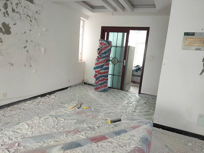 乳膠漆墻面翻新：如果原墻是乳膠漆，且基礎強度較好，經簡單打毛修補后可以直接刷漆，但要注意不要破壞原墻漆膜的完整性，也不要用比原墻乳膠漆附著力好太多的乳膠漆，否則容易起皮脫落；如果原墻是刮瓷，則必須產掉重做，其實在這方面只要掌握一個原則，即同等性質才能翻新，否則就必須重來。 如果原墻面的漆已經不好了的話，再刷上乳膠漆會把以前的乳膠漆泡下來，可以選鮮呼吸SBS強力膠、鮮呼吸卓越型白膠，再刮一遍膩子打磨后再刷乳膠漆。另外，如果經濟條件允許，而你對原墻質量又不滿意的話，建議最好重做。因為墻面的處理是整個裝修過程中最骯臟的部分，千萬不要圖省事，否則以后會很麻煩。