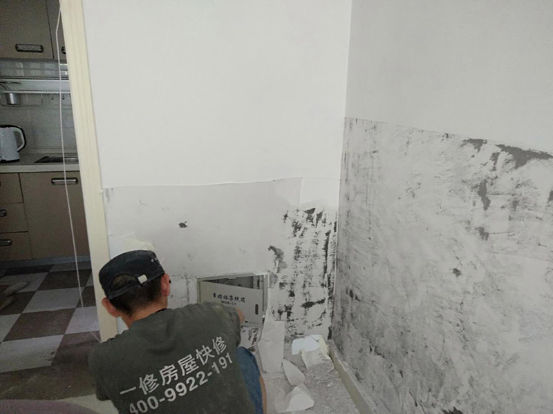 撕墻紙基層翻新：肯定想不到吹風機，它除了可以吹干頭發(fā)以外，還可以通過它散發(fā)出的熱量將墻紙去除，這是因為立體墻貼背面的膠會因為加熱過度而在撕的時候更容易脫膠，當溫度大約到達40度左右，可用手嘗試撕開邊角，如沒發(fā)現(xiàn)脫膠則可以慢慢撕下，針對比較大的款式可以根據(jù)以上辦法逐步去除。 2、如果你家的是PVC材質的，也是可以用吹風機來去除的。如果有一小部分膠水殘留的話，是可以擦洗干凈的。或者用濕毛巾熱敷有膠的地方，看見膠皮軟化的時候再慢慢撕或擦就可以了。如果你是粘在玻璃上的話，也是可以直接將它撕下來的，或許在撕的過程中會有許多的膠水殘留在玻璃上，不用擔心，對于這些殘留的膠水我們可以用酒精或者清洗劑、汽油等物品進行擦洗，也可用吹風機進行清除。如果你不及時清除的話，膠水留在玻璃上,時間長了，被貼與未被貼地方就可能會出現(xiàn)色差。 3、如果不借助任何工具的話，需要找到它的一個邊角，人盡量的貼近墻面，朝著自己站的方向將它輕輕的和墻面分離，這樣更容易揭下墻紙。只要你用力平穩(wěn)、力度適中，墻紙就會從慢慢從墻上脫離，如情況有異,則可能它是不可剝離的墻紙。