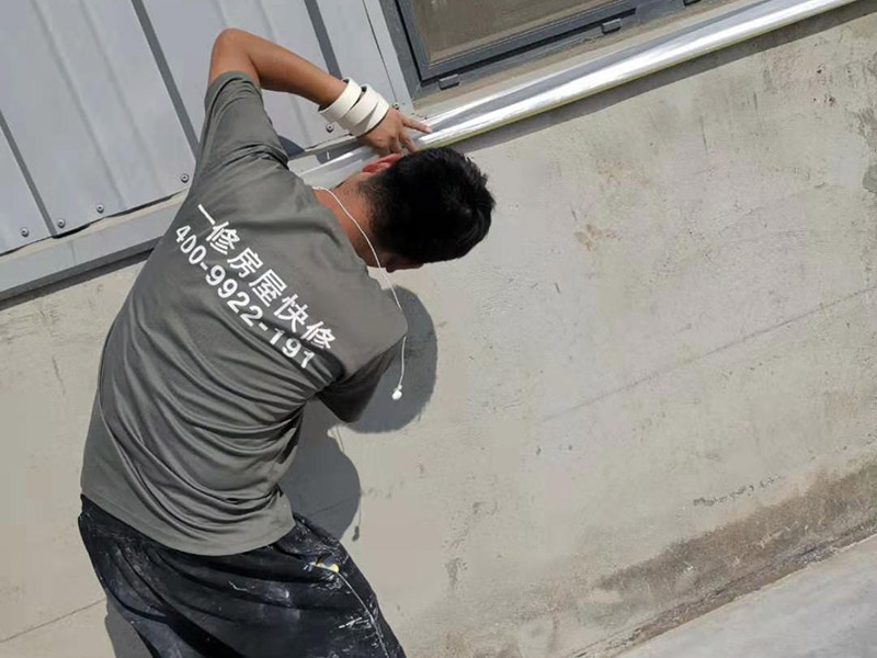 外墻墻裙彈刷涂料:基層清理一澆水濕潤一吊垂直、套方、找規矩、抹灰餅一抹水泥踢腳或墻裙—做護角抹水泥窗臺—墻面充筋—抹底灰—修補預留孔洞、電箱槽、盒等—抹罩面灰 1、粉刷施工前注意天氣情況,避免在雨雪來臨前作業。2、需要鏟墻皮的墻體,處理好墻壁基層表面,舊墻面必須徹底除去霉斑、油污、浮灰及松脫的涂層,孔漏應及時修補,并用粗砂紙打磨平整。3、粉刷時應掌握由上而下、一筆套一筆、豎刷的原則,也可由左至右的橫刷,切勿漏筆。4、在刷石灰漿的過程中應不斷攪拌石灰漿液,否則石灰漿會沉淀刷后墻面上會出現深淺不一的條紋。5、在新刷的紙筋灰墻上進行粉刷裝飾,須等到外層石灰完全干燥后方可進行,否則會使墻面上出現而影響美化的效果。