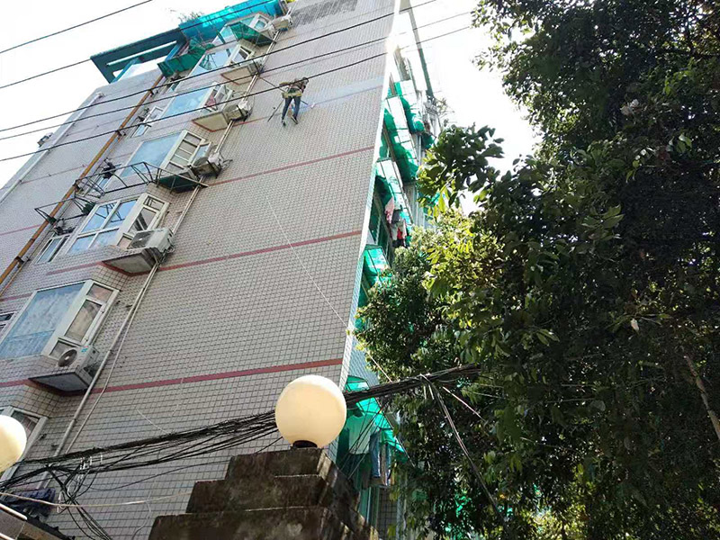 高空外墻防水施工:將局部開裂、起鼓的外墻涂料層鑿開至墻面基層,將窗框與墻體的結合處開裂的涂層揭開,并將所有鑿開和脫落的墻面用軟質刷子清掃干凈,保證其中不存在任何塵土、水泥渣等松散顆粒及松動的涂料塊.用JS防水涂料對墻面進行整體涂刷,要求涂刷多遍達到一定的厚度,以能發揮防水材料的最佳性能為準.使墻面顏色均勻,平整美觀.