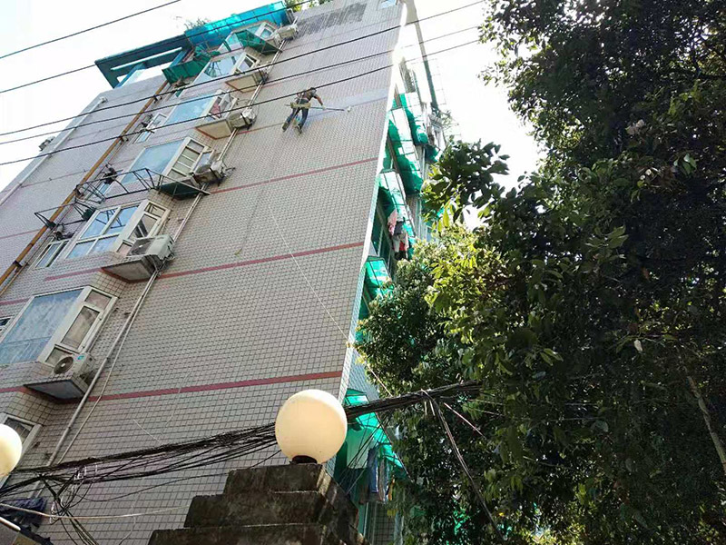 高空外墻防水施工:將局部開裂、起鼓的外墻涂料層鑿開至墻面基層,將窗框與墻體的結合處開裂的涂層揭開,并將所有鑿開和脫落的墻面用軟質刷子清掃干凈,保證其中不存在任何塵土、水泥渣等松散顆粒及松動的涂料塊.用JS防水涂料對墻面進行整體涂刷,要求涂刷多遍達到一定的厚度,以能發揮防水材料的最佳性能為準.使墻面顏色均勻,平整美觀.