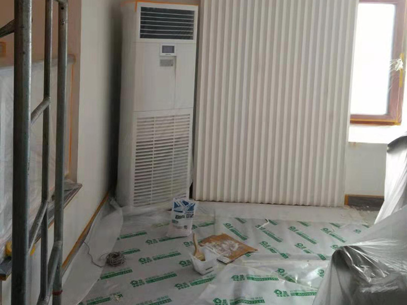 全屋裝修保護:入戶門扇用公司統一的門貼進行全面包裹保護，用透明膠帶將保護膜粘貼牢固平整。 用標準保護膜將門框三面保護完整并固定牢固。 工程完工后拆除保護膜時如果有粘貼時的膠痕，應用酒精或專用的清污劑清除膠痕。 飾面板進場后對其封兩遍以上清漆并打對放置。 家具制作后，用報紙折成U字型將柜子內部進行保護。 涉及色漆或擦色作業時，應將柜門拆除后噴漆或擦色，避免造成顏色交叉污染。